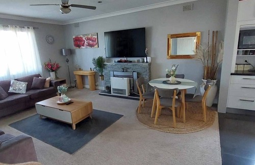 Broken Hill House | McGowen Accommodation Family & Pet Friendly just a short walk to the local pool