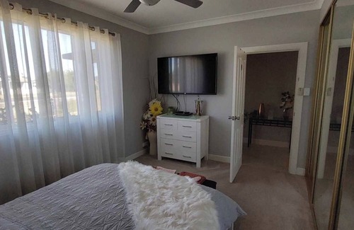 Broken Hill House | McGowen Accommodation Family & Pet Friendly just a short walk to the local pool