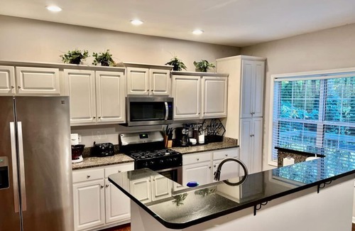 Kennesaw House | McGuire - Spacious 4-Bedroom House in Kennesaw