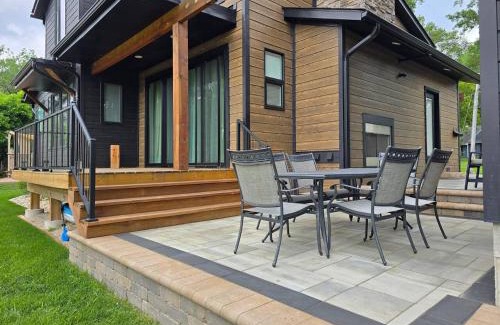 McHenry House | McHenry Riverside Retreat Comfort