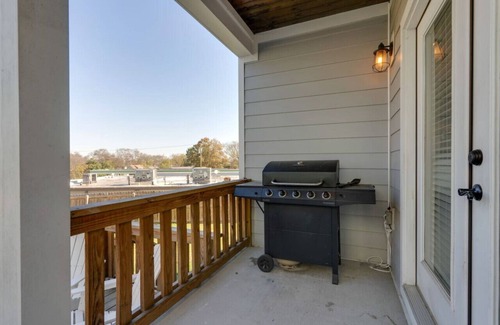 Radnor Apartment | Mciver- 3 Bedroom Home- HUGE yard! 4.5 miles to Broadway.