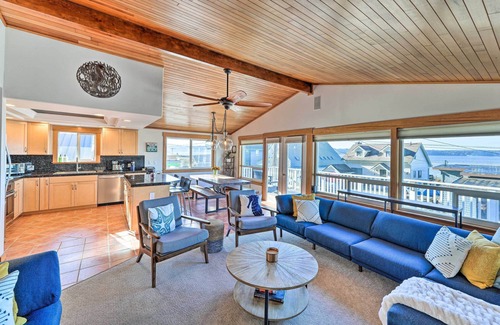 Stanwood House | McKees Beach House w/Ocean Views, Hot Tub!