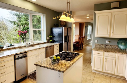 Thurston House | Mckenzie River Oasis w/massive deck & hot tub on 16 acres of old-growth forest