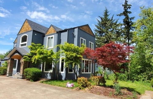 Thurston House | Mckenzie River Oasis w/massive deck & hot tub on 16 acres of old-growth forest