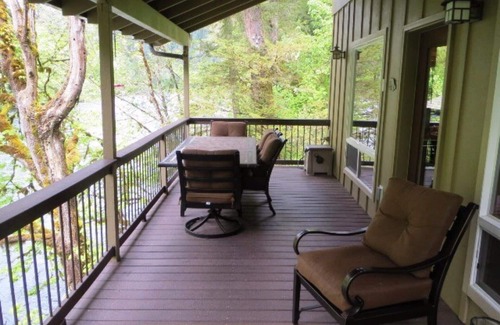 Vida House | McKenzie Riverfront-w Hottub woodstove+wood