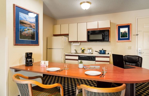 Northeast Colorado Springs Hotel | MCM Elegante Suites