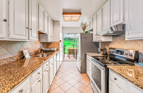 San Bruno House | MCM Hillside Home + 15 mins to SF + Pet Friendly