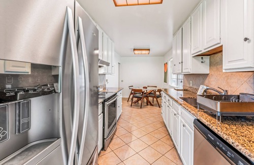 San Bruno House | MCM Hillside Home + 15 mins to SF + Pet Friendly