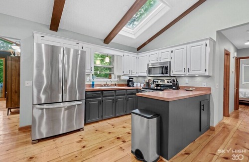 Rogers House | MCM Lakehouse - Direct Lake Access - Sleeps 8
