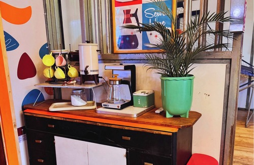 Post Falls House | MCM Themed, Sleeps 25, lounge, Swimming pool, pickleball, volleyball and a UFO