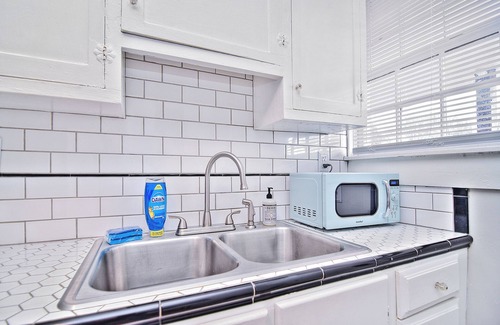 Shelby Apartment | McSwain House #2- Historic, walk uptown, parking!