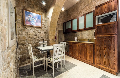 Mdina Old City House | Mdina Annie’s Place Sweet 300Y.O. Townhouse with Norman Arch Inside Walls