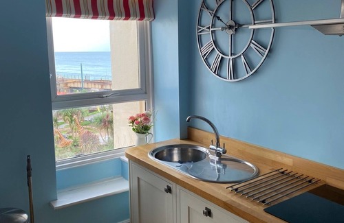 Dawlish Apartment | Mead Flat in the Heart of Dawlish with Great Sea Views 150m from the Beach