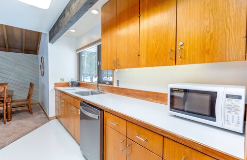 Sunriver Condo | MEAD04 - Short Walk to Village, Hot Tub, Gas Fireplace, Dog Friendly, Bikes