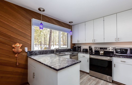 Sunriver Condo | MEAD06 - Short Walk to Village, Spacious Grass Lawn, A/C, Hot Tub, Bikes