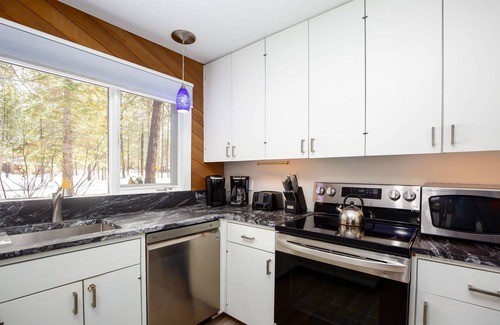Sunriver Condo | MEAD06 - Short Walk to Village, Spacious Grass Lawn, A/C, Hot Tub, Bikes