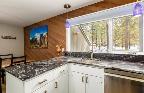 Sunriver Condo | MEAD06 - Short Walk to Village, Spacious Grass Lawn, A/C, Hot Tub, Bikes