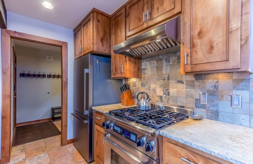 Sunriver Condo | MEAD49 - Beautiful Condo with AC and Gas Fireplace