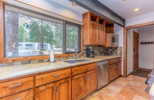 Sunriver Condo | MEAD49 - Beautiful Condo with AC and Gas Fireplace
