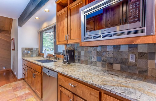 Sunriver Condo | MEAD49 - Beautiful Condo with AC and Gas Fireplace