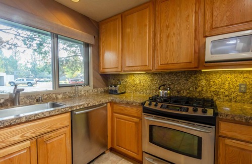 Sunriver Condo | MEAD85 - Beautiful Condo, A/C, Sunroom, Gas Fireplace