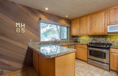 Sunriver Condo | MEAD85 - Beautiful Condo, A/C, Sunroom, Gas Fireplace