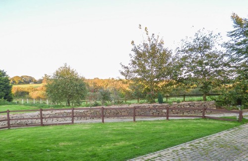 Lower Trengale House | MEADOW COTTAGE, pet friendly, with open fire in East Taphouse