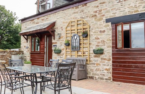 Lower Trengale House | MEADOW COTTAGE, pet friendly, with open fire in East Taphouse