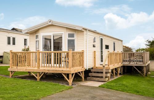 Wiseman's Bridge Resort | Meadow House Holiday Park