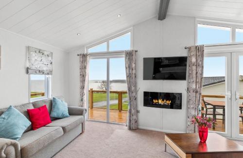 Wiseman's Bridge Resort | Meadow House Holiday Park