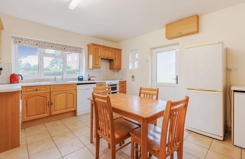 Leominster Cottage | MEADOW LEA, family friendly, with a garden in Orleton