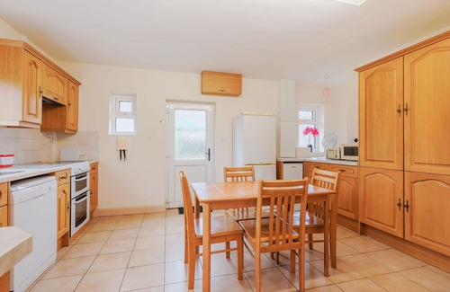 Leominster Cottage | MEADOW LEA, family friendly, with a garden in Orleton