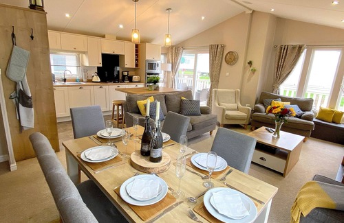 Cayton Bay Cottage | Meadow Lodge