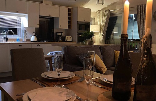Cayton Bay Cottage | Meadow Lodge