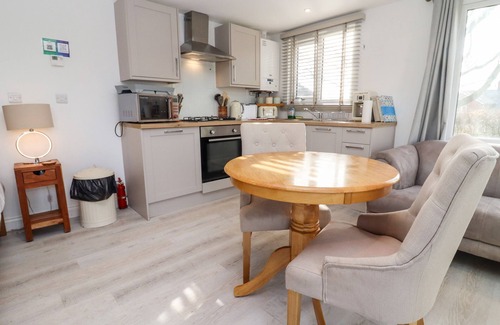 Blandford Saint Mary House | MEADOW, pet friendly, with hot tub in Blandford Forum