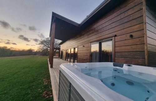 Burstall House | Meadow Valley Lodge 3 - Hot Tub