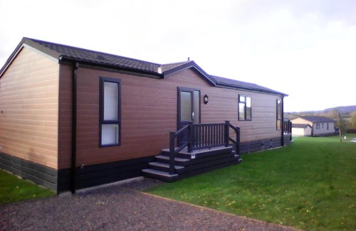 Thirsk House | Meadow view country lodge great views on lovely small select park