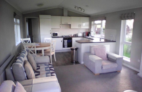 Thirsk House | Meadow view country lodge great views on lovely small select park