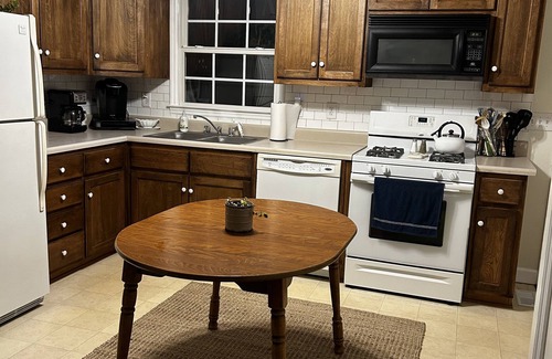 Franklin House | Meadow View: cozy rural home 2 miles away from Fisher Mountain Golf Course!