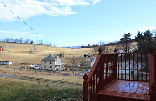Franklin House | Meadow View: cozy rural home 2 miles away from Fisher Mountain Golf Course!
