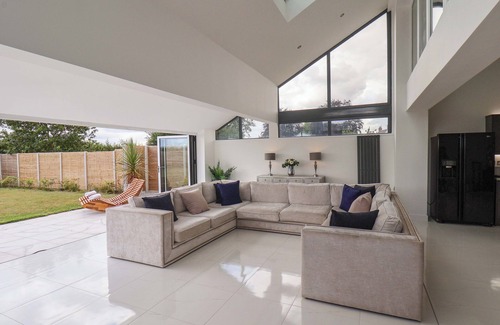 Walkington House | MEADOW VIEW, pet friendly, luxury holiday cottage in Walkington