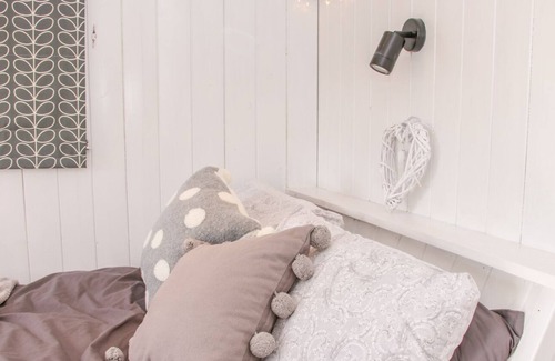 Loppington Cottage | MEADOW VIEW SHEPHERD'S HUT, romantic, with hot tub in Ellesmere