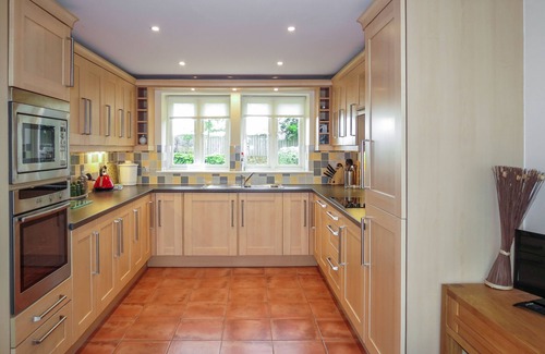 Saxmundham Apartment | Meadow View - sleeps 8 guests in 3 bedrooms