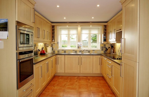 Saxmundham Apartment | Meadow View - sleeps 8 guests in 3 bedrooms