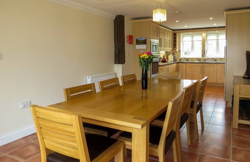 Saxmundham Apartment | Meadow View - sleeps 8 guests in 3 bedrooms