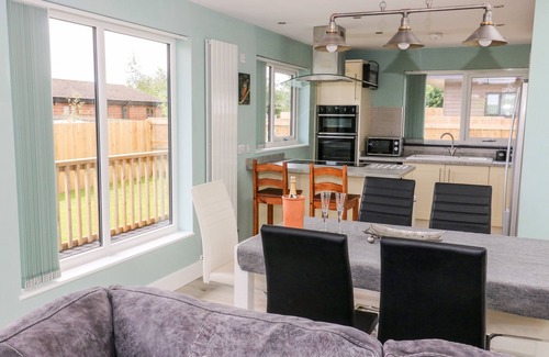 Arnold Cottage | MEADOWBANK LODGE, pet friendly, with hot tub in Brandesburton