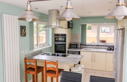 Arnold Cottage | MEADOWBANK LODGE, pet friendly, with hot tub in Brandesburton