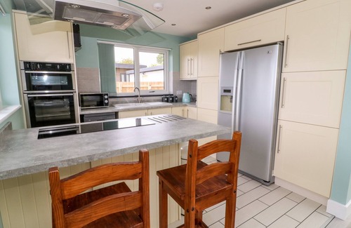 Arnold Cottage | MEADOWBANK LODGE, pet friendly, with hot tub in Brandesburton
