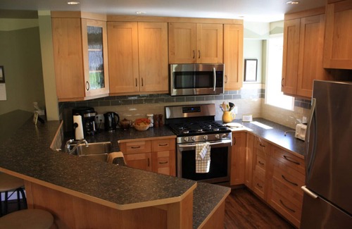 Brackendale House | MeadowBrook Suite Deluxe 2 BDRM w/Yard and Hot Tub