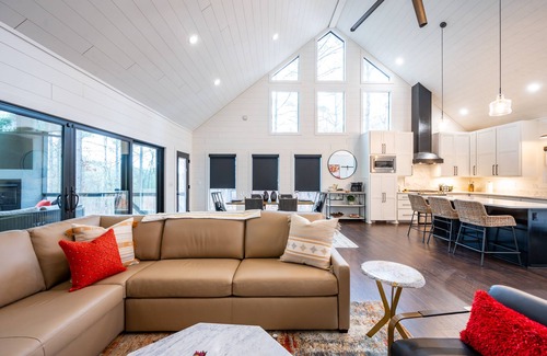 Broken Bow Cabin | Meadowlark Retreat - Steam Sauna, Hot Tub, Double Shower, Fire Pit, EV Charger